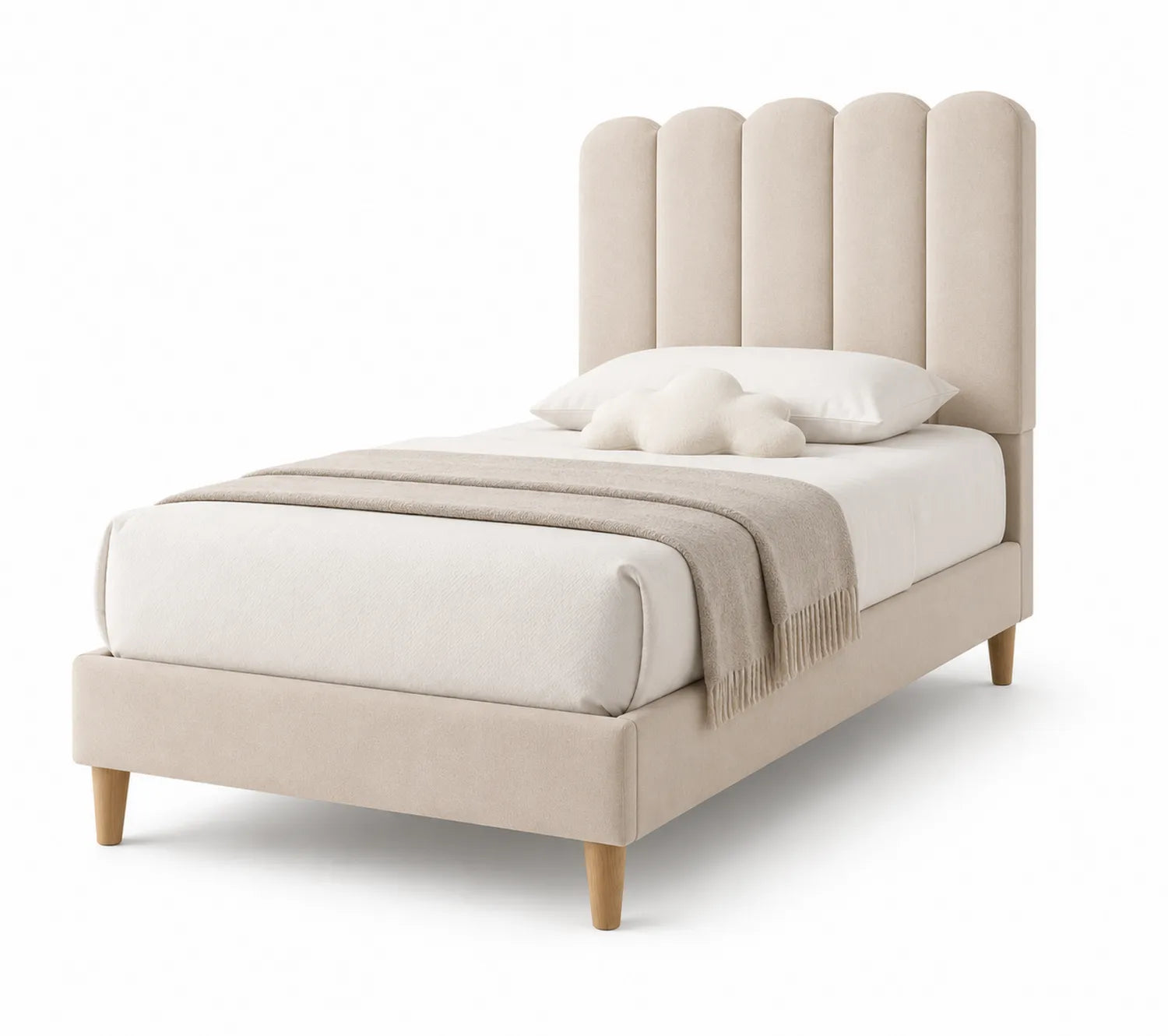 Cama individual tapizada beige con cabecera de paneles y patas de madera